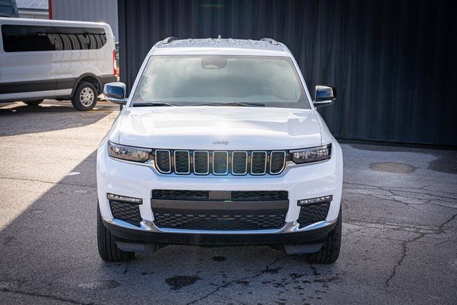 2025 Jeep Grand Cherokee Limited photo 2