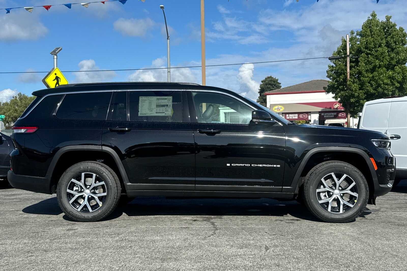 2025 Jeep Grand Cherokee Limited photo 3