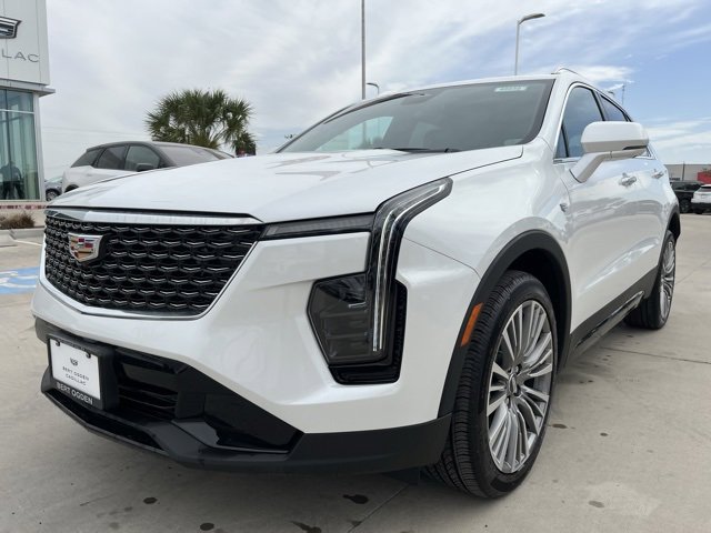 2025 Cadillac XT4 Premium Luxury photo 2