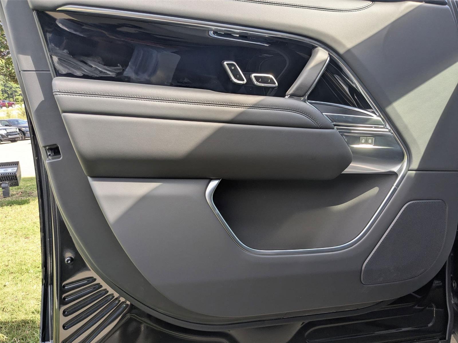 2025 Land Rover Range Rover SE photo 4