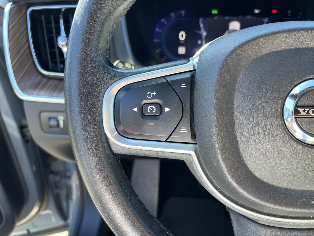 2022 Volvo XC60 B5 Momentum photo 12