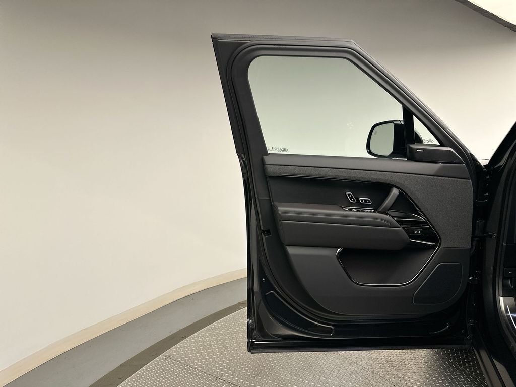 2025 Land Rover Range Rover Sport SE photo 8