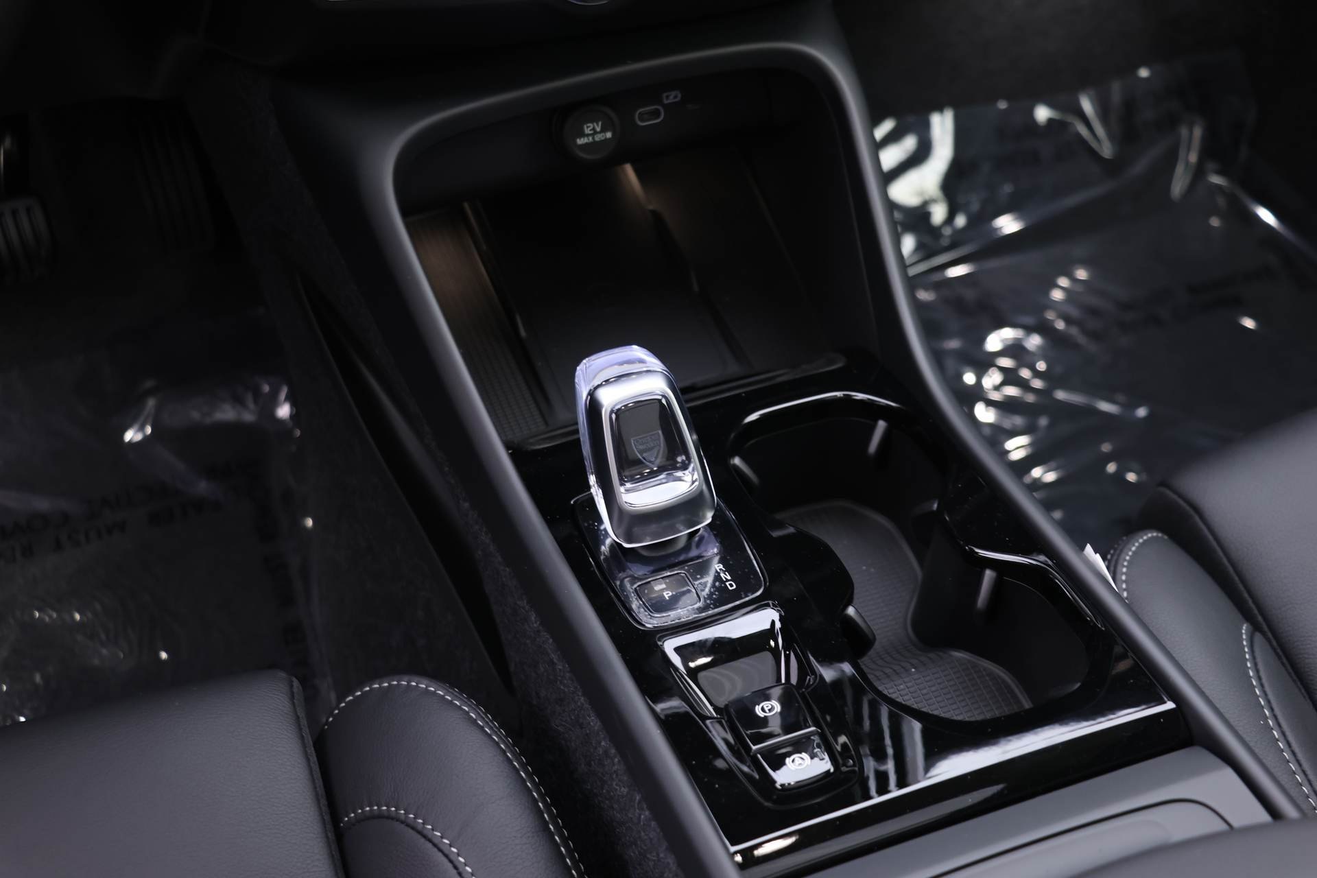 2026 Volvo XC40 Plus photo 12
