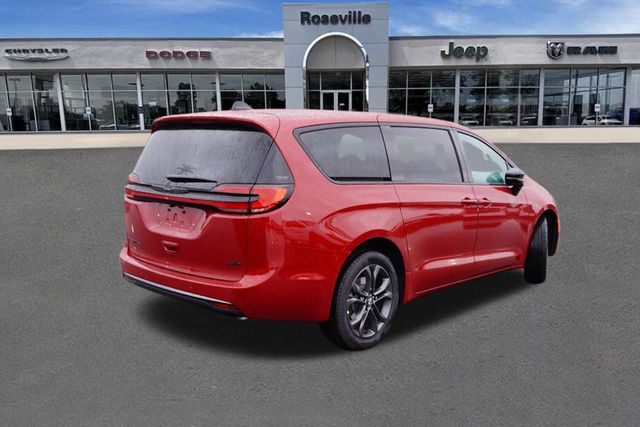 2026 Chrysler Pacifica photo 3