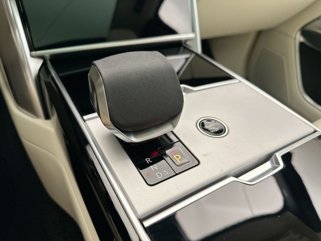 2025 Land Rover Range Rover SE photo 11