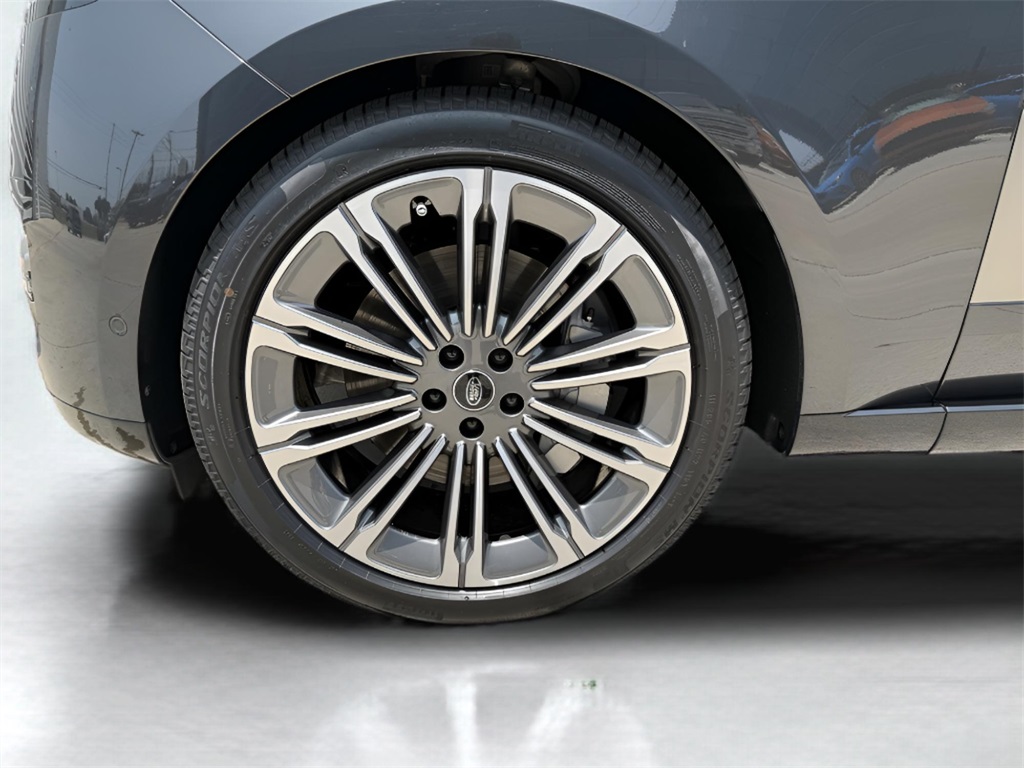 2025 Land Rover Range Rover SE photo 4