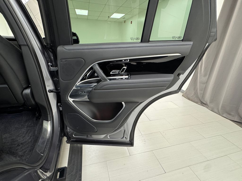 2023 Land Rover Range Rover SE photo 13