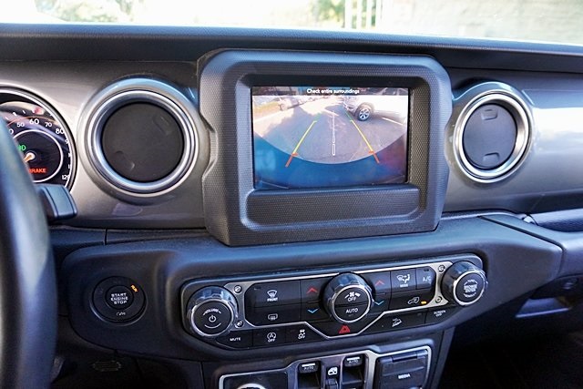 Used 2018 Silver Jeep Unlimited Sahara image 28