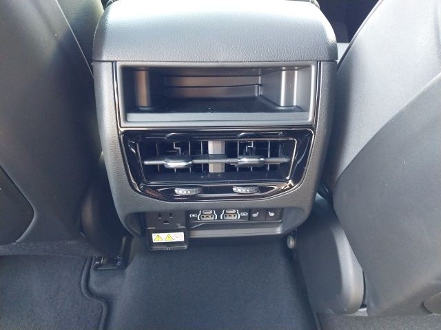 2025 Jeep Grand Cherokee Overland photo 6
