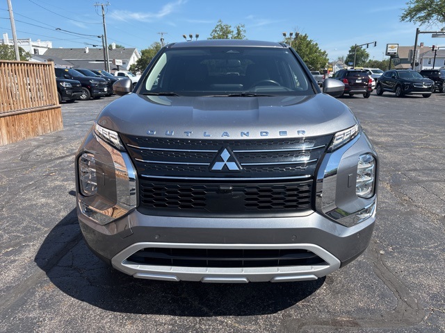 2023 Mitsubishi Outlander SE photo 2