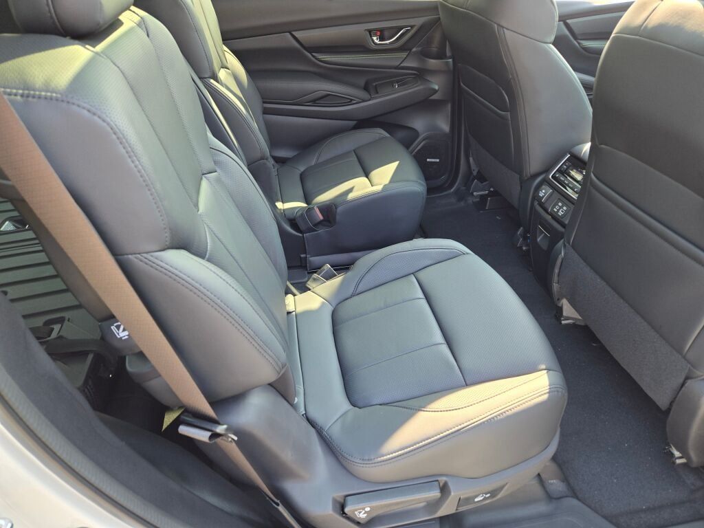 2025 Subaru Ascent Onyx Edition Touring photo 6