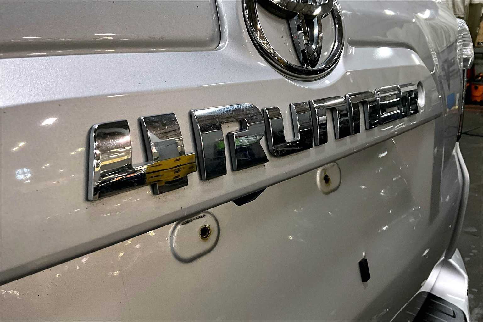 2018 Toyota 4Runner SR5 photo 9