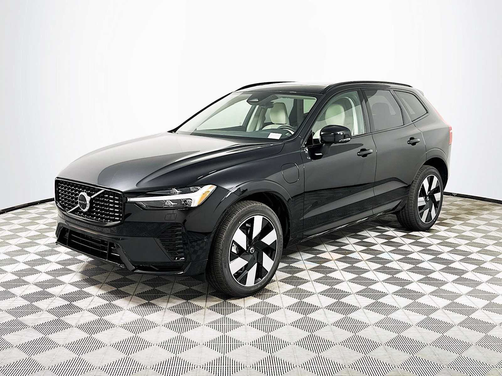 2025 Volvo XC60 T8 Plus photo 3
