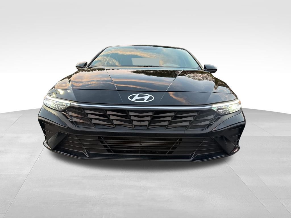 2025 Hyundai Elantra SEL Sport photo 2