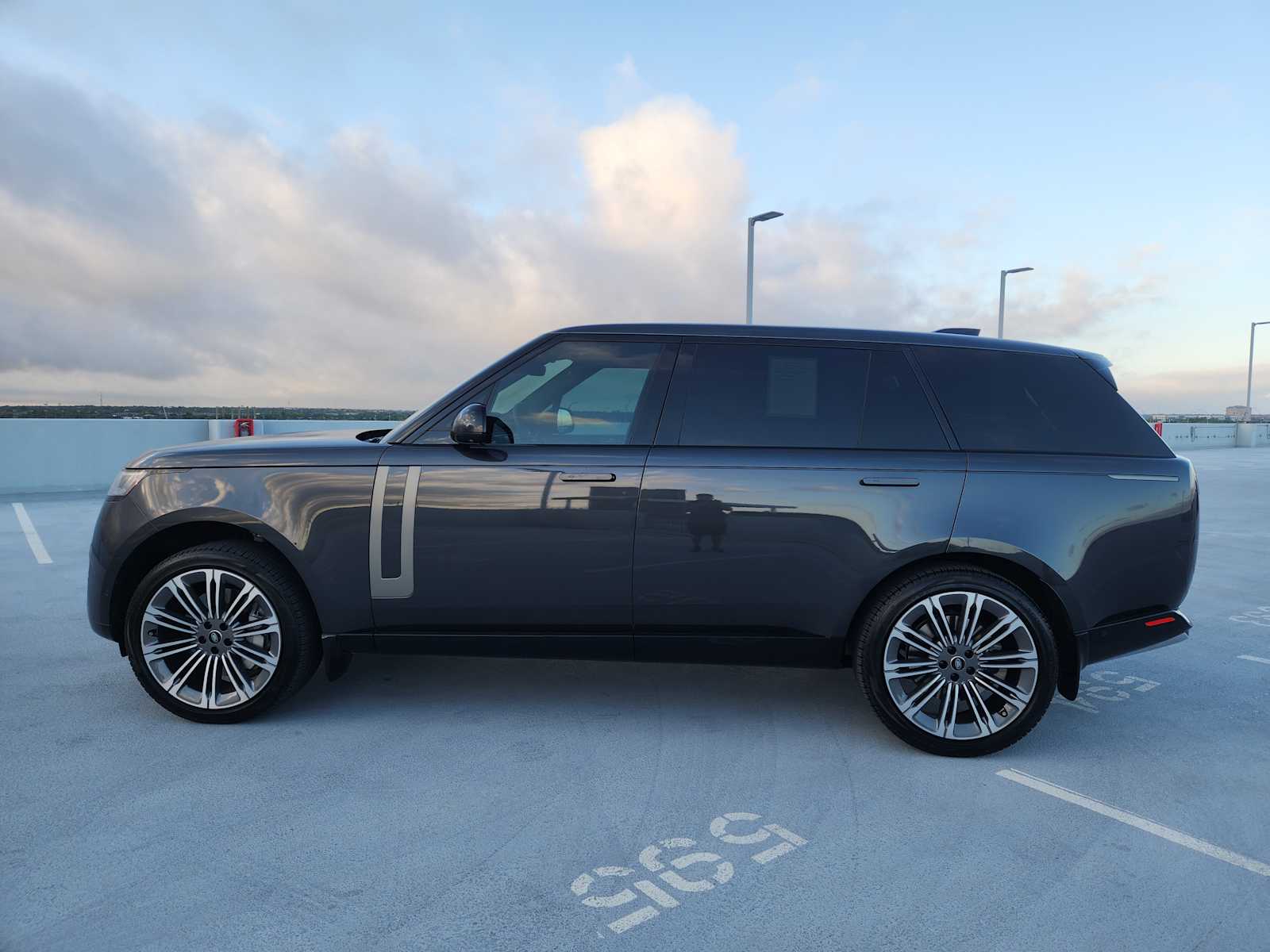 2024 Land Rover Range Rover SE photo 4