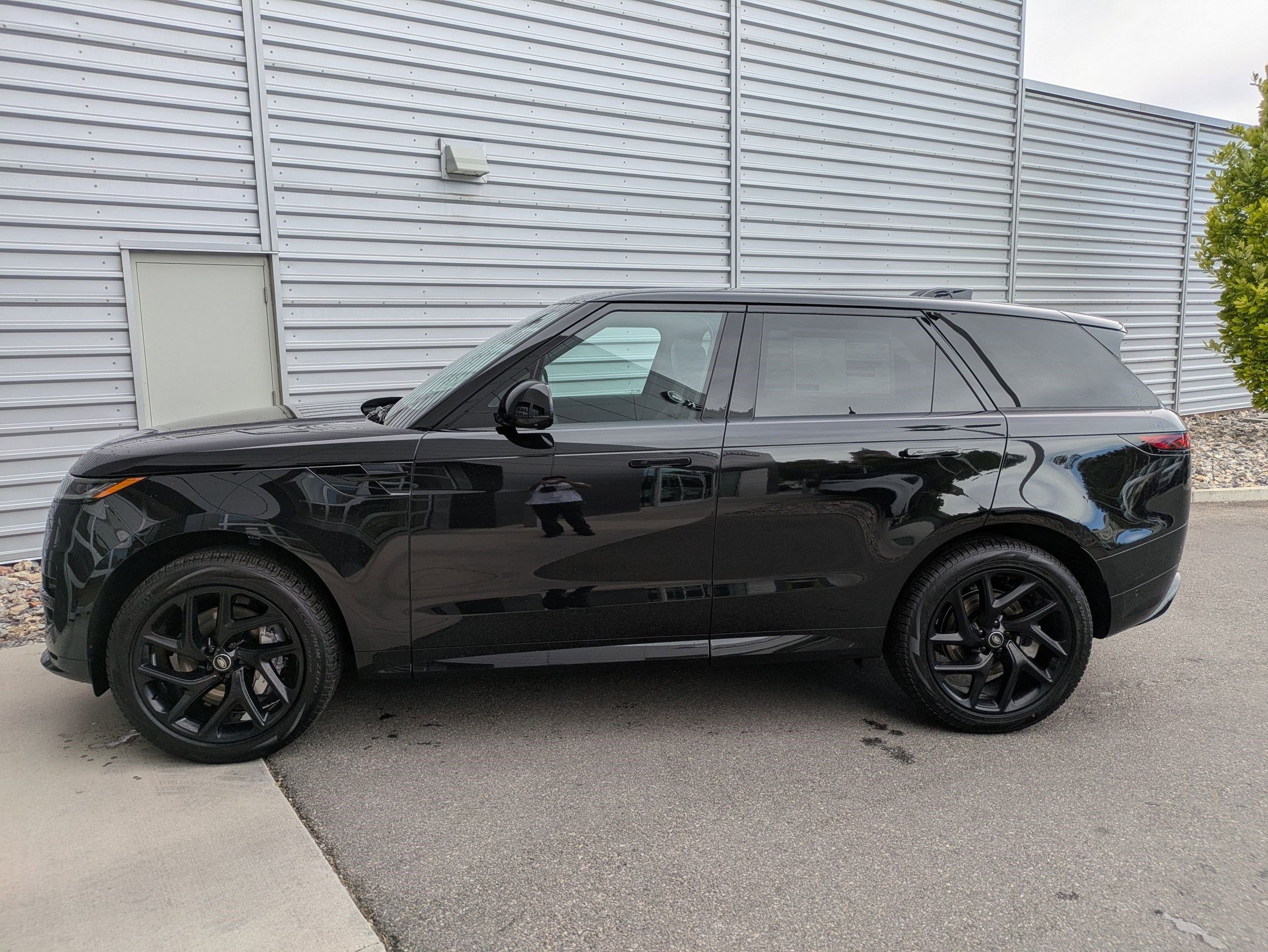 2025 Land Rover Range Rover Sport SE photo 2