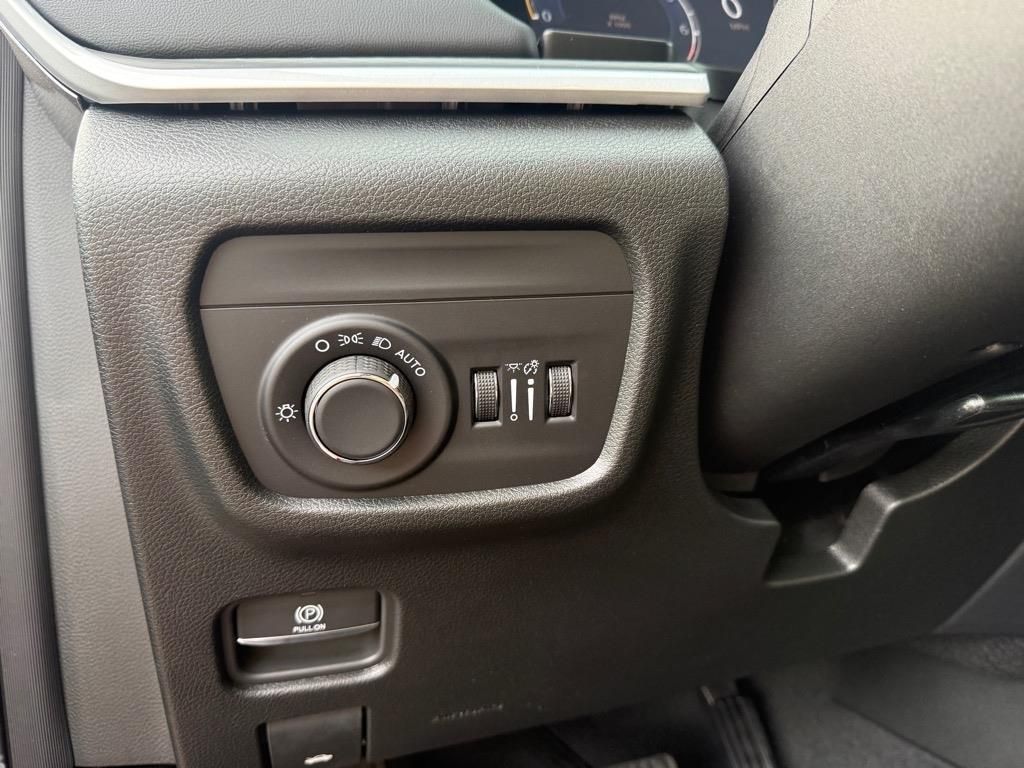 2025 Jeep Grand Cherokee Laredo Altitude photo 12