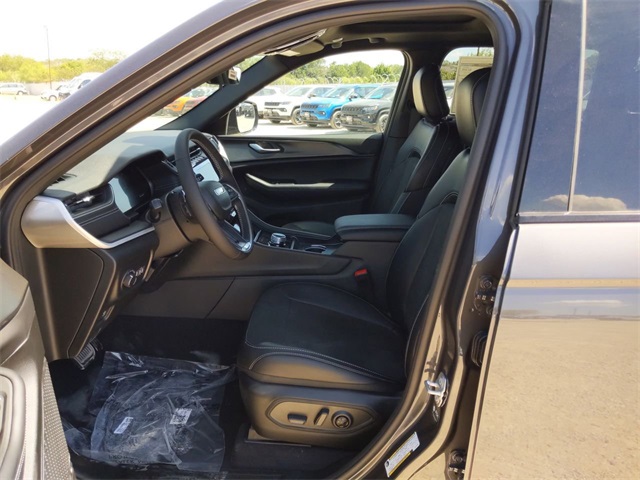 2025 Jeep Grand Cherokee Altitude photo 8