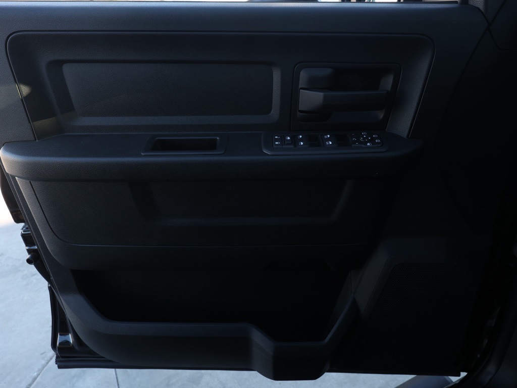 New 2026 Diamond Black Crystal Pearl-Coat Exterior Paint RAM Tradesman image 21