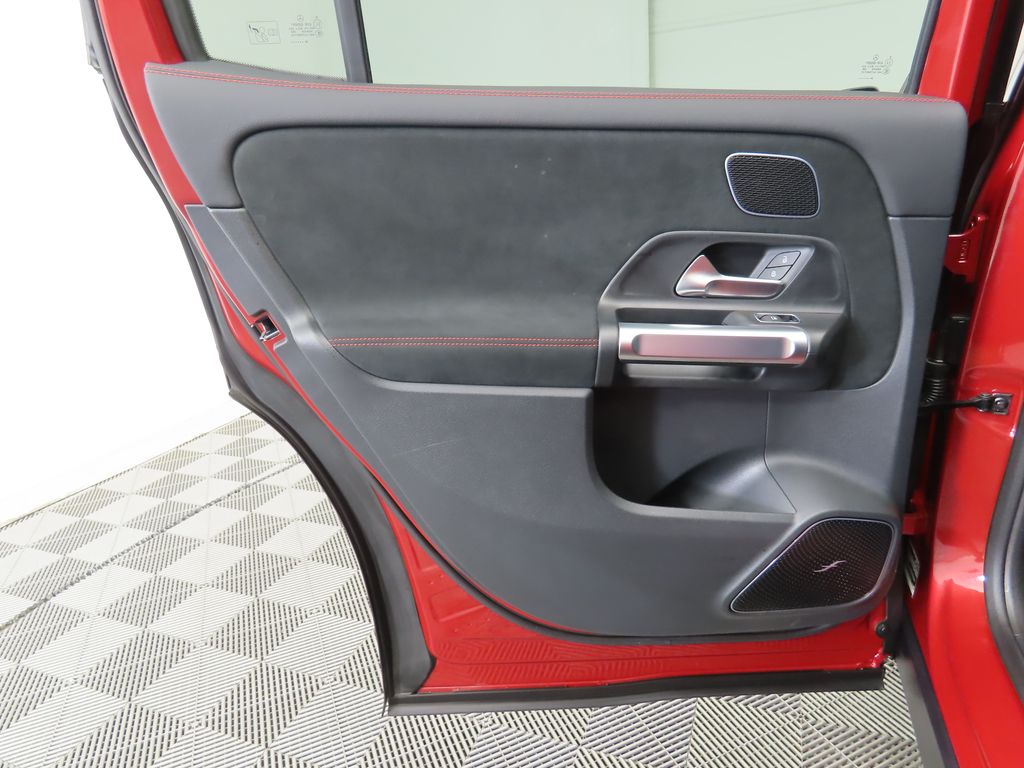2025 Mercedes Benz GLB 250 photo 25