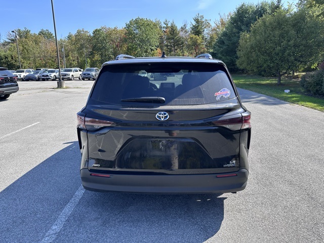 2024 Toyota Sienna LE photo 4