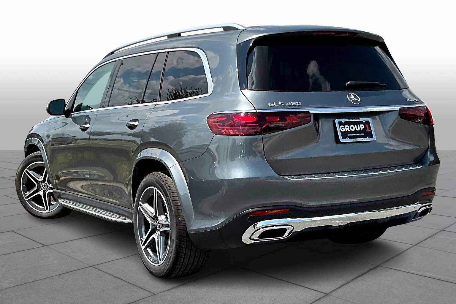 2026 Mercedes Benz GLS 450 4MATIC photo 4