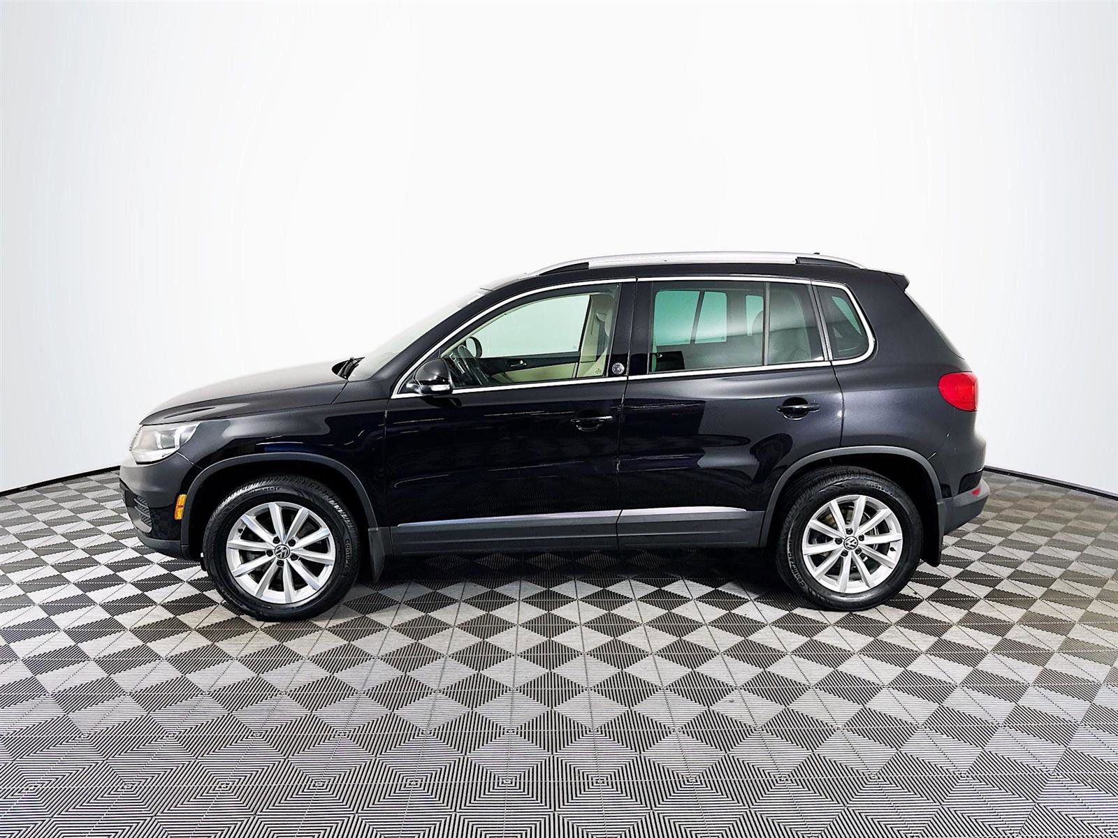 2017 Volkswagen Tiguan Wolfsburg Edition photo 4