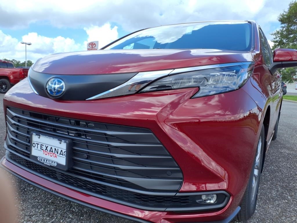 2025 Toyota Sienna XLE photo 10