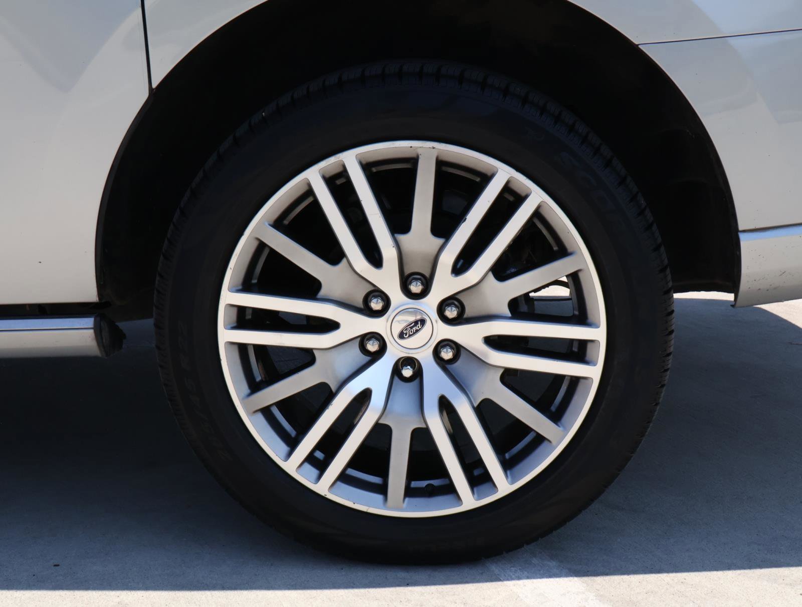 2023 Ford Expedition MAX Platinum photo 8