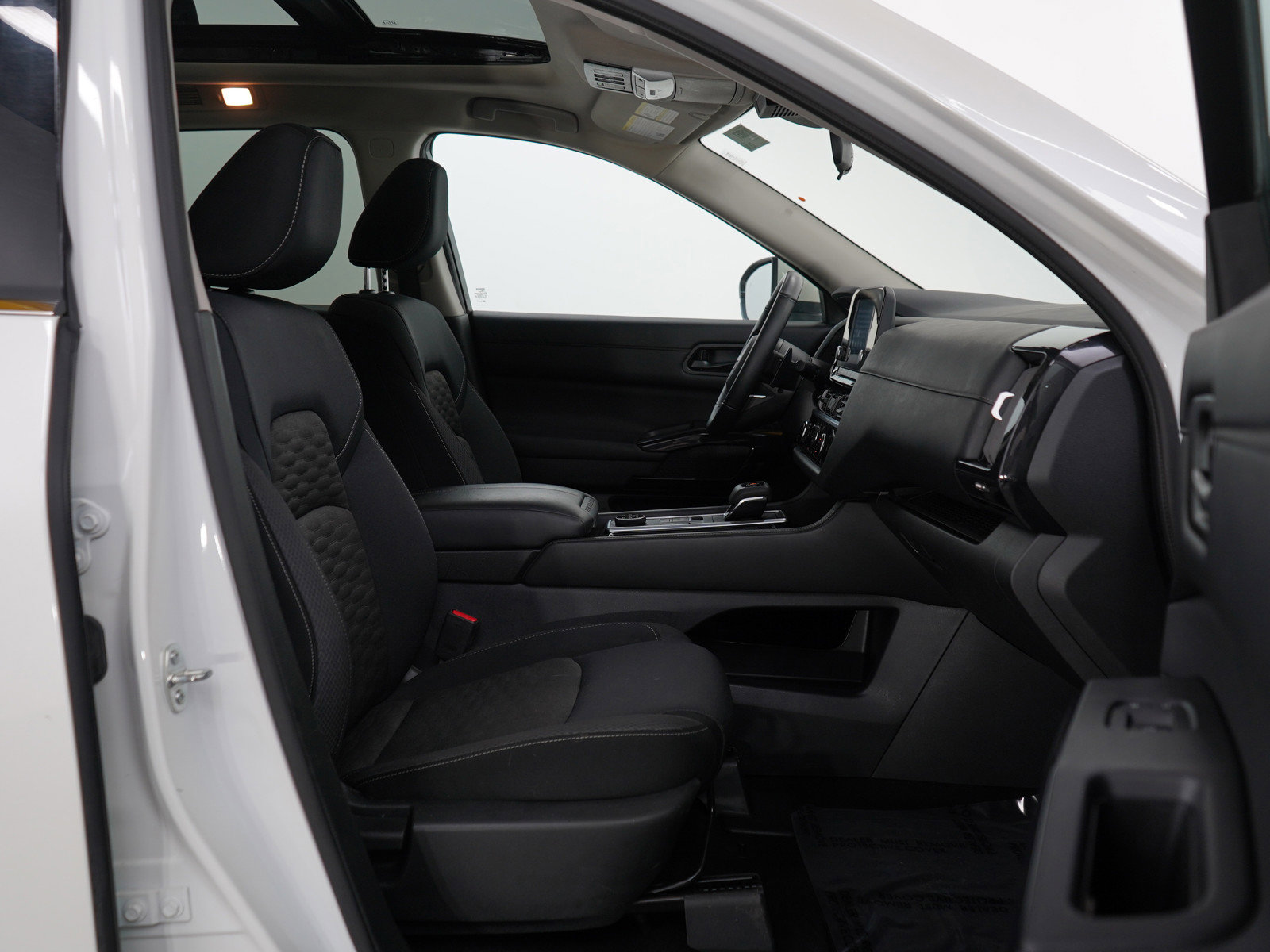 2024 Nissan Pathfinder SV photo 9