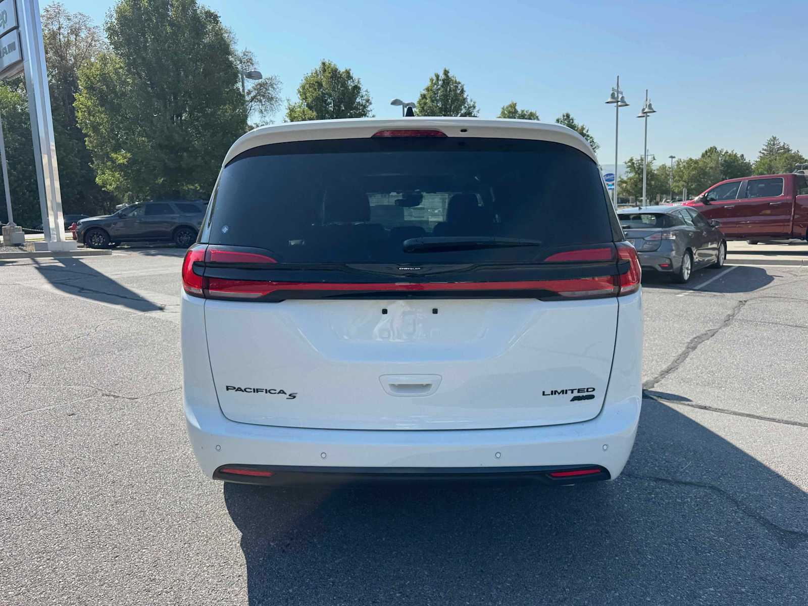 2025 Chrysler Pacifica Limited photo 3
