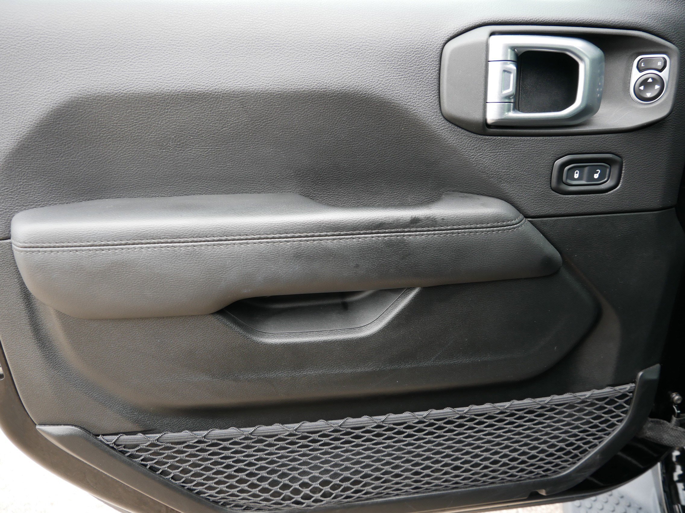 2020 Jeep Wrangler Unlimited Sahara Altitude photo 17