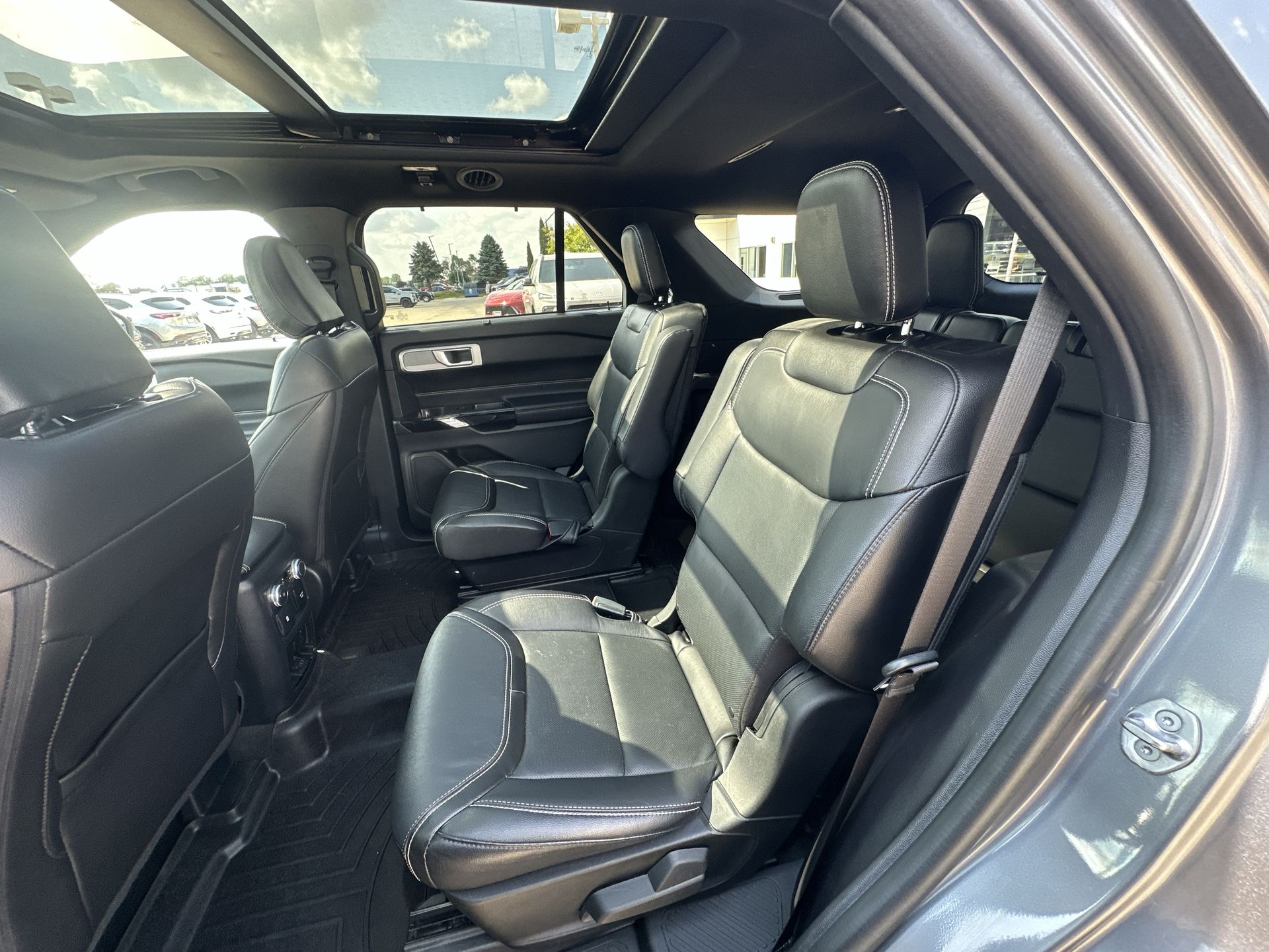 2022 Ford Explorer ST photo 23
