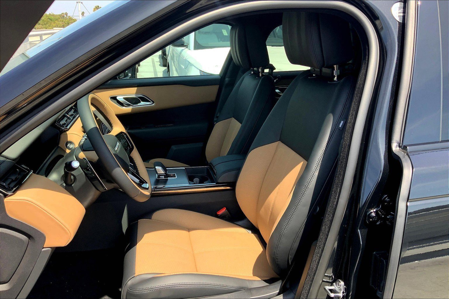 2026 Land Rover Range Rover Velar P400 Autobiography photo 4