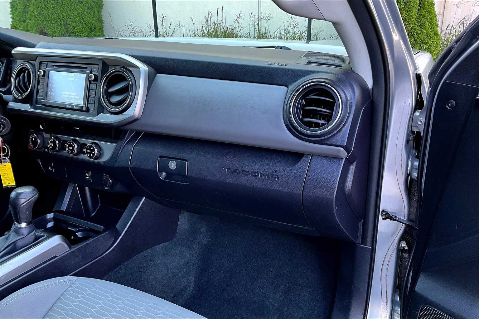 2016 Toyota Tacoma SR5 photo 18