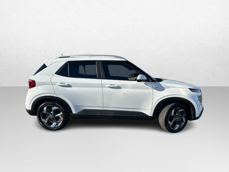2024 Hyundai Venue SEL photo 2