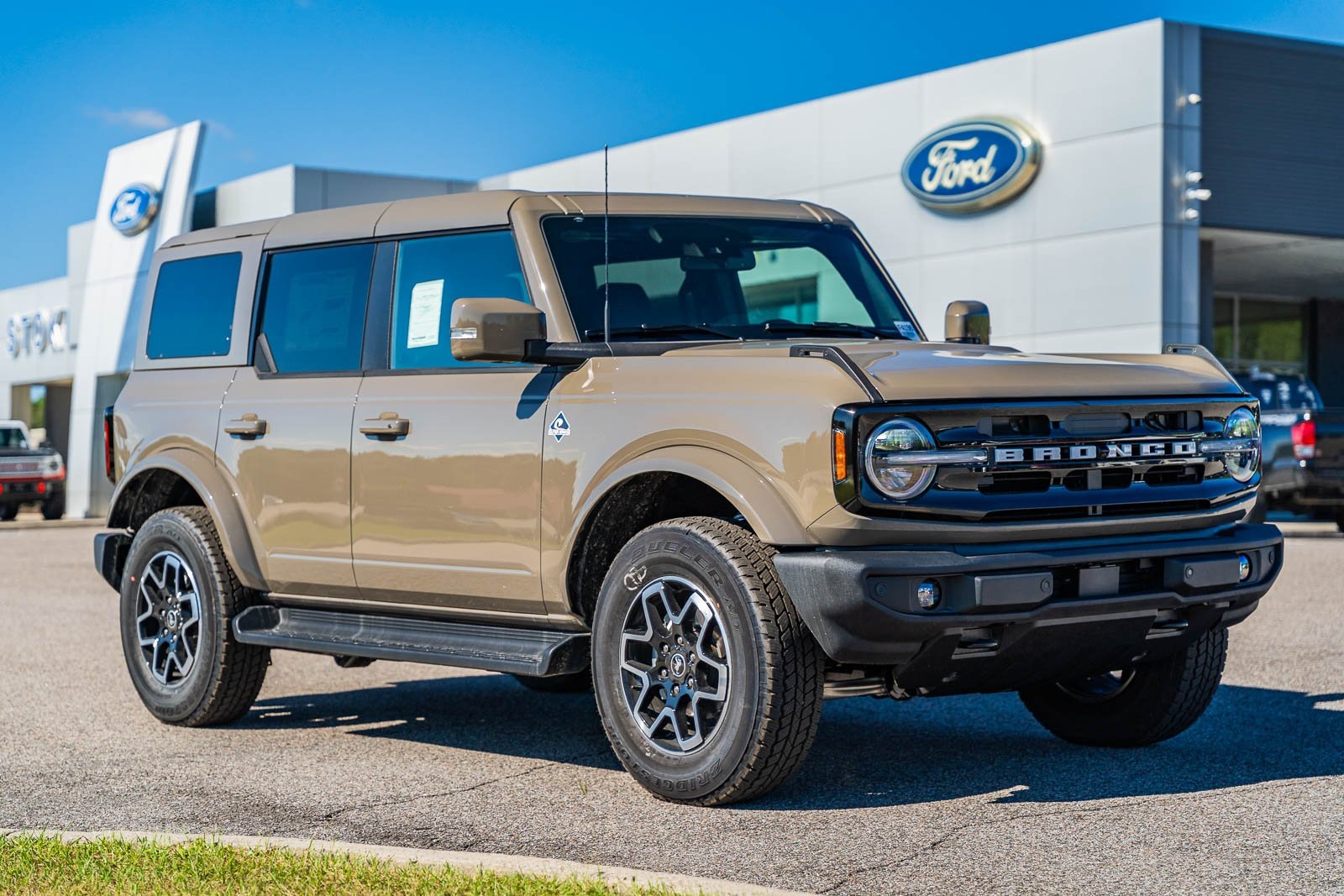 2025 Ford Bronco 4-Door Outer Banks's photo