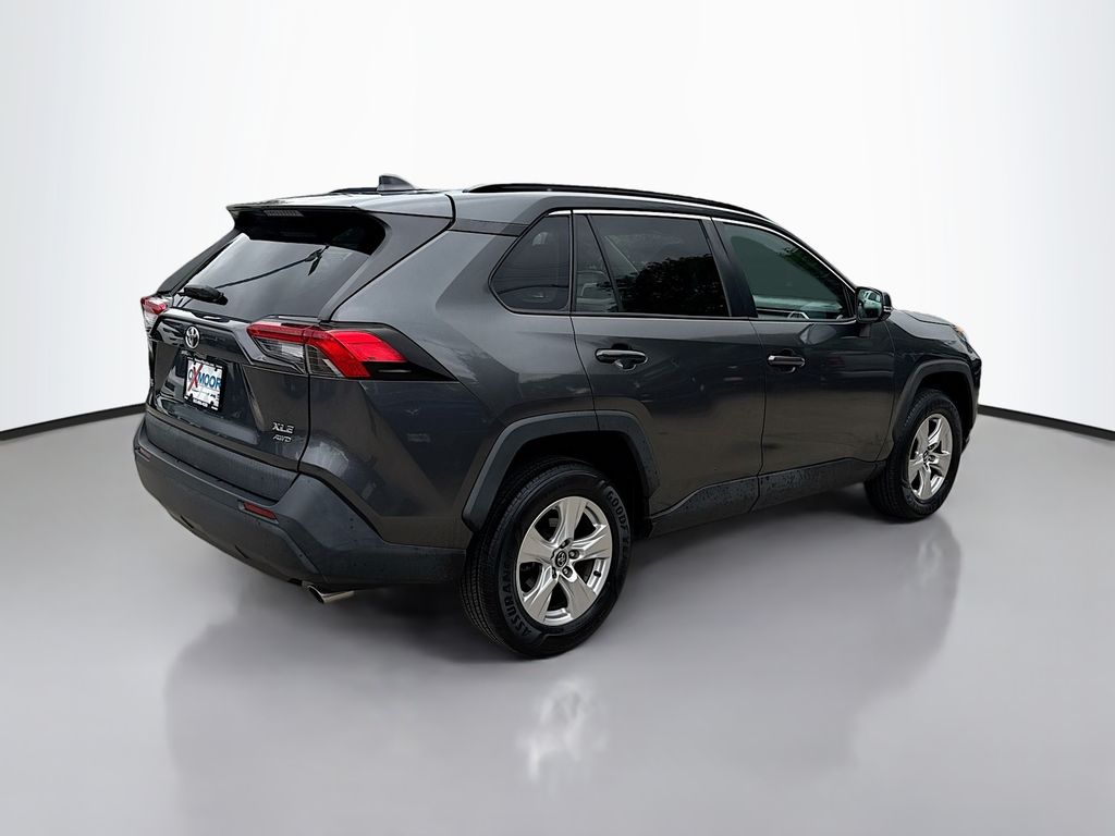 2020 Toyota RAV4 XLE photo 4