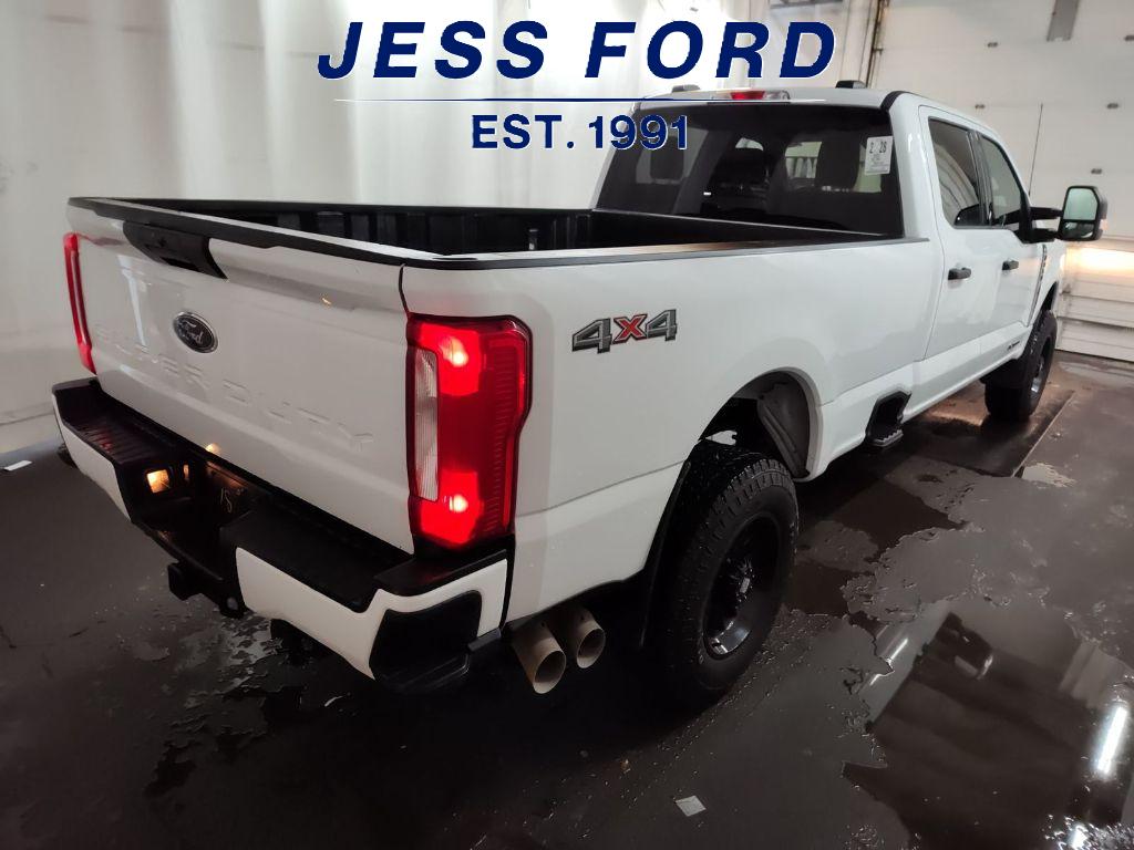 2023 Ford F-350 XLT photo 2