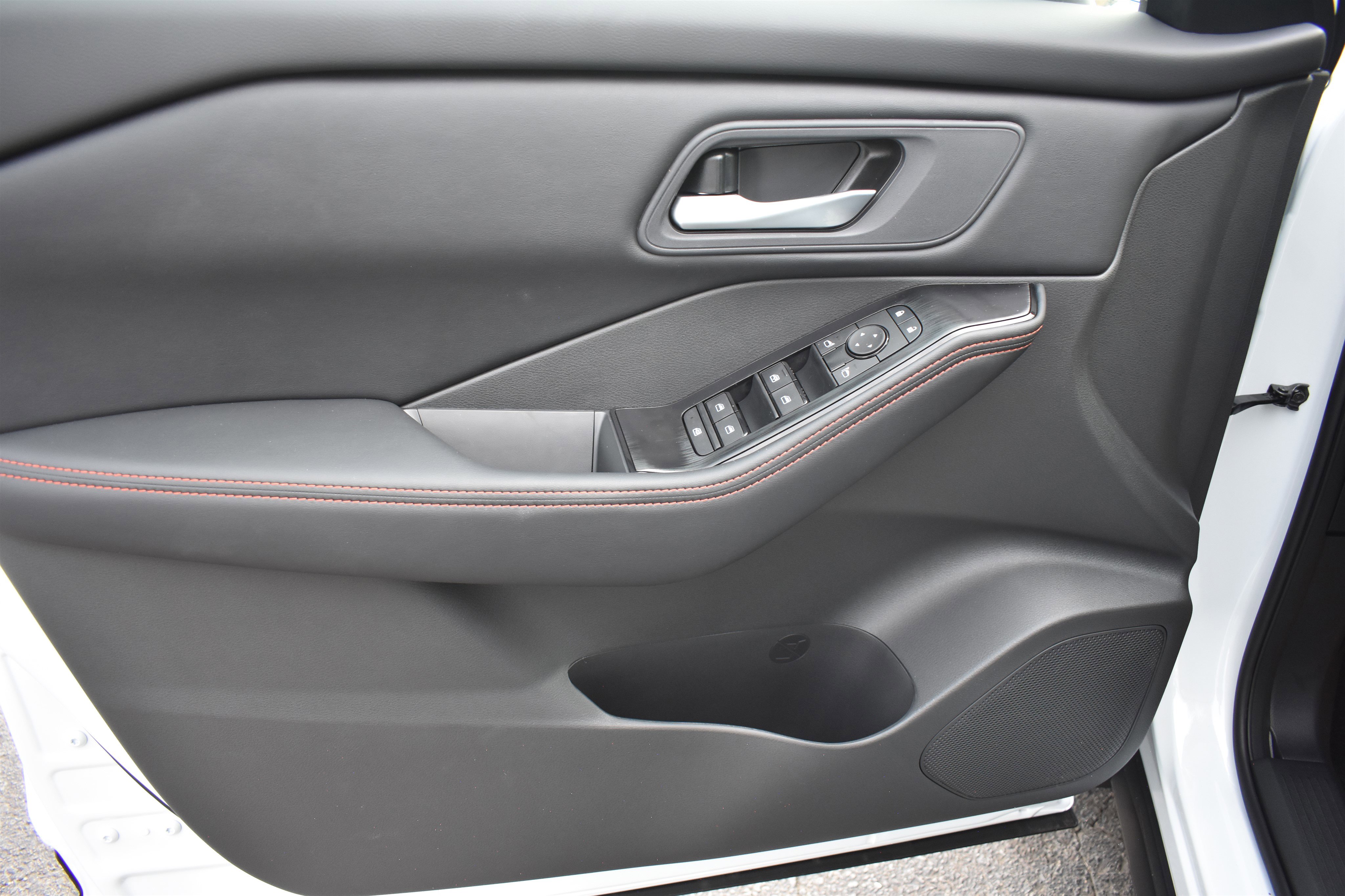 2026 Nissan Rogue SV photo 8
