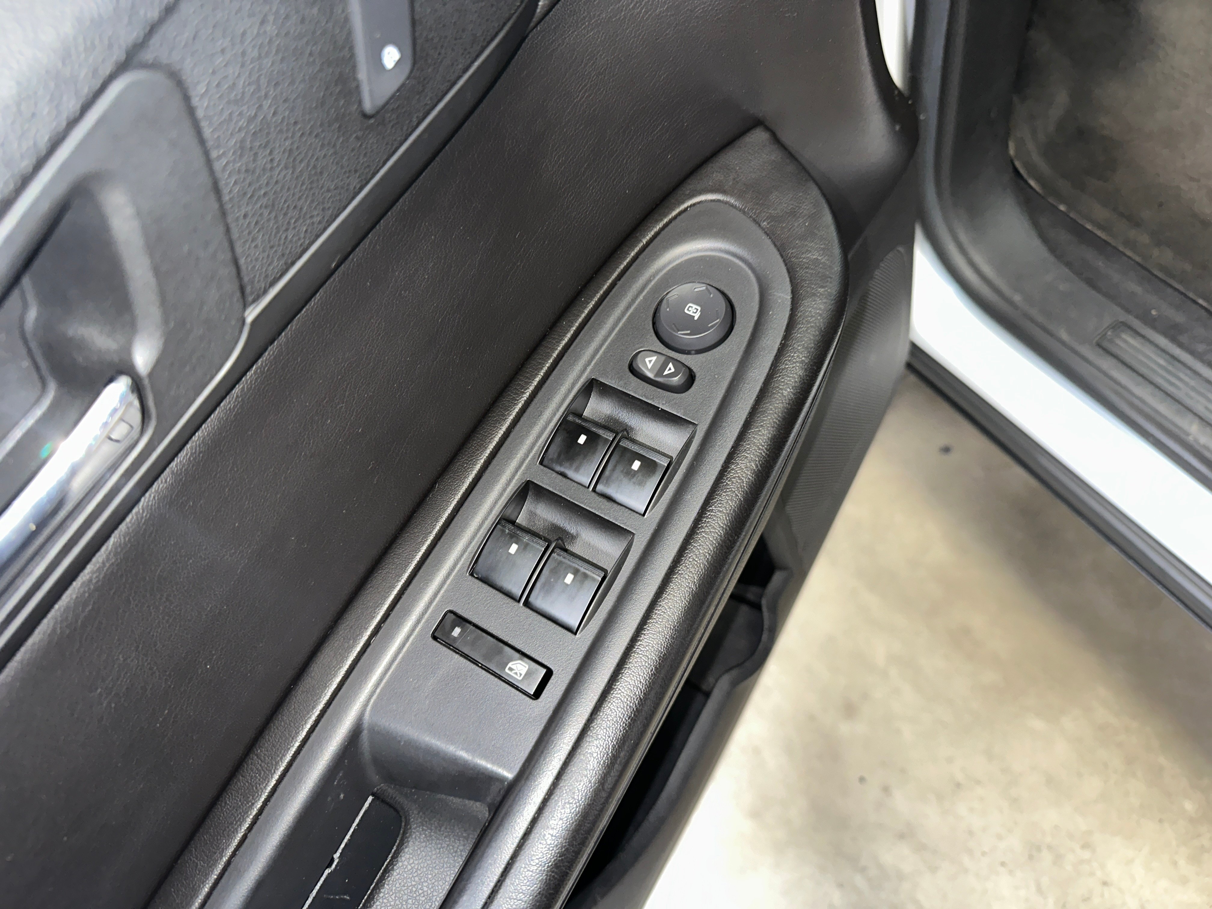 2017 Chevrolet Traverse 1LT photo 2