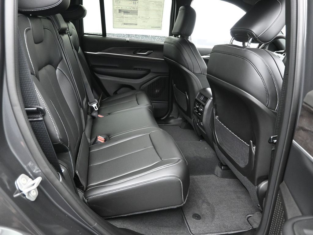 2025 Jeep Grand Cherokee Limited photo 6