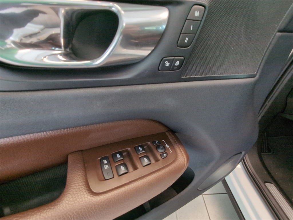 2018 Volvo XC60 T5 Momentum photo 18