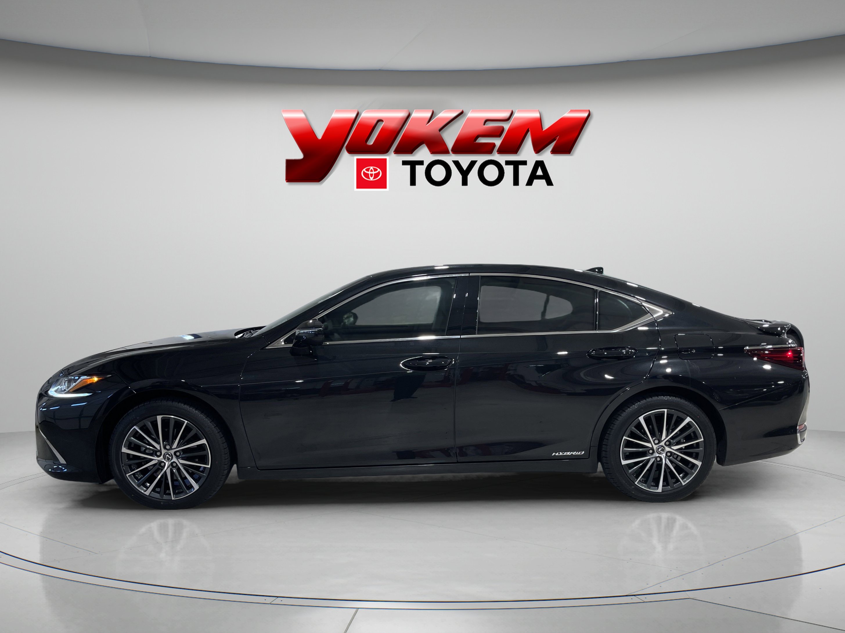 2022 Lexus ES 300h photo 2