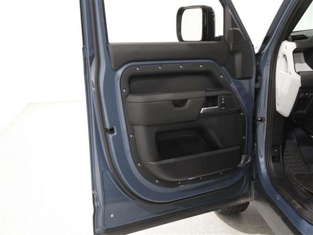2025 Land Rover Defender 110 S photo 2