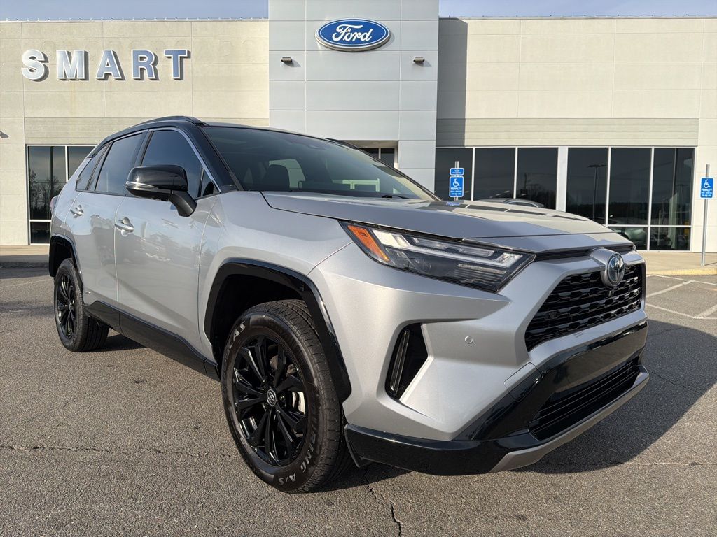 2024 Toyota RAV4 SE's photo
