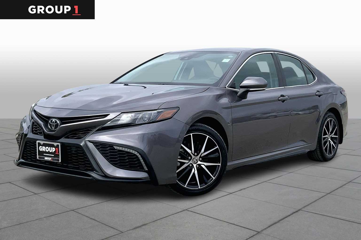 2023 Toyota Camry SE's photo