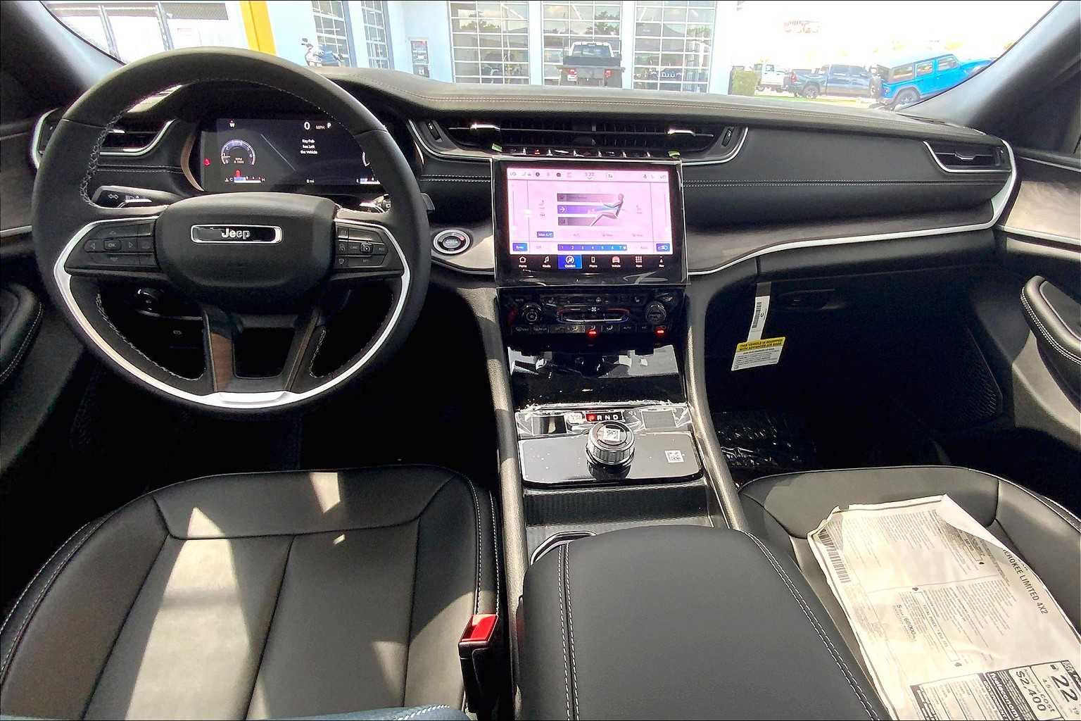 2025 Jeep Grand Cherokee Limited photo 4