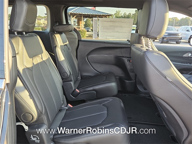 2026 Chrysler Pacifica photo 16