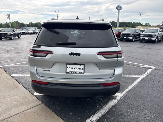 2023 Jeep Grand Cherokee Altitude photo 2
